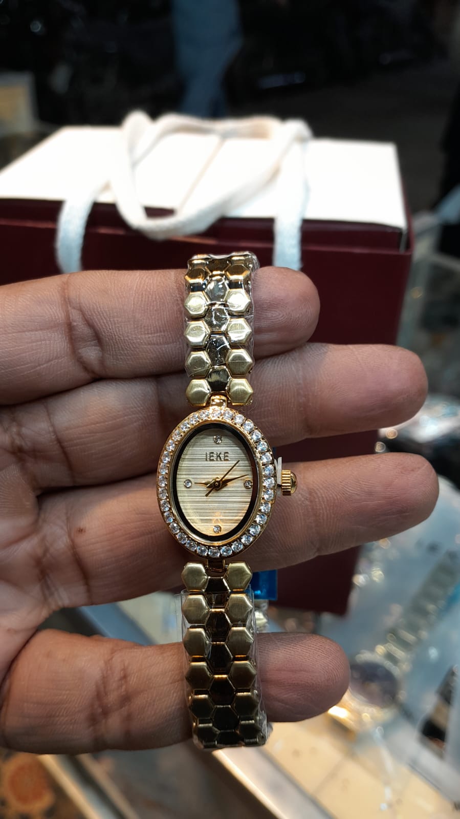 IEKE Small Dial Women's Fashion Watch - Honeycomb Pattern Gold Metal Link Bracelet